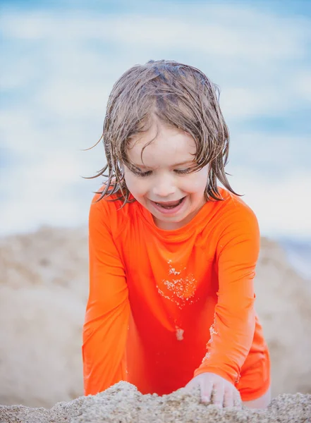 Enfant profiter du temps à la plage de sable. Enfant faisant le château de sable sur la mer. — Photo