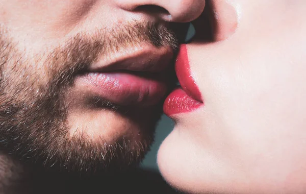 Całowanie zakochanej pary. Przycięte makro pocałunków twarzy, zbliżenie. — Zdjęcie stockowe