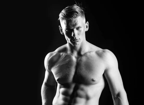 Nagi mężczyzna goły tułów. Nagie męskie mięśnie brzucha. Seksowny mięśniak. Topless muskularne fitnes model ciała. — Zdjęcie stockowe