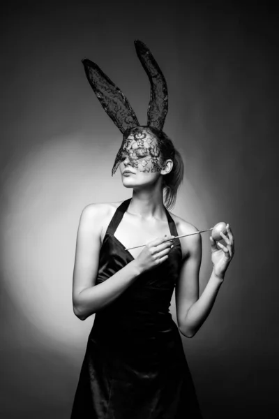 Сексуальна жінка з вухами кролика на червоному тлі. Концепція великодніх свят. Крупним планом портрет чарівної жінки . — стокове фото