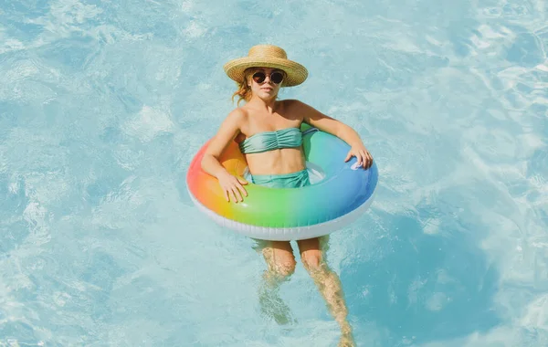 Vacaciones de verano. Mujer en la piscina. Divirtiéndose en el parque acuático. Chica hinchable en círculo de goma inflable. Verano.. —  Fotos de Stock