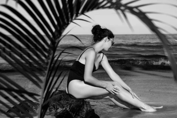 Avslappnad kvinna i bikini njuter av tropisk strand och sommarsemester. Passar solbränd flicka njuter av en promenad vid havet. — Stockfoto