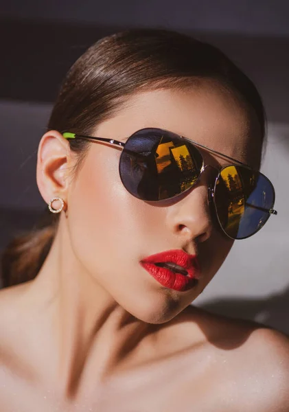 Närbild kvinna med solglasögon. Modestil. Sensuell kvinna med glasögon. Vacker kvinnlig modell. — Stockfoto