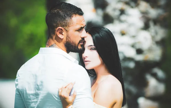 Disfrutando de la compañía del otro. Gente enamorada. Ternura e intimidad. Pareja enamorada. Momentos íntimos para amantes felices . — Foto de Stock