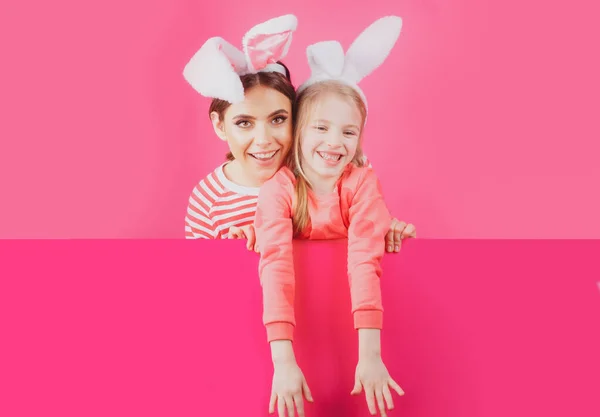 Buona infanzia. Ragazze con le orecchie da coniglio. I bambini della sorellina festeggiano Pasqua. Caccia alle uova. Vacanze primaverili. — Foto Stock
