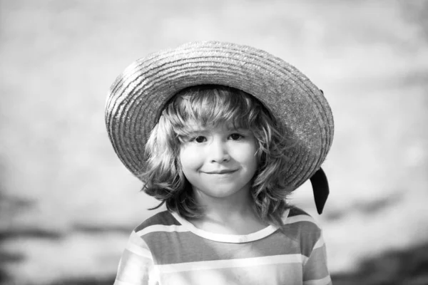 Kafanı yaklaştır. Hasır şapkalı çocuğun yakın plan fotoğrafını çek. Çocuk yüzü, küçük çocuk portresi.. — Stok fotoğraf