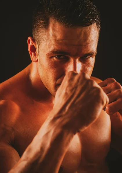 Brutal lutador homem, bonito sério masculino modelo pronto para punho colisão. — Fotografia de Stock