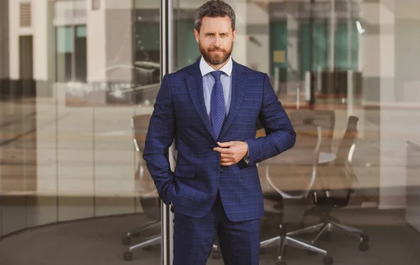 Portrait of businessman in front of modern office. — Stock Photo, Image