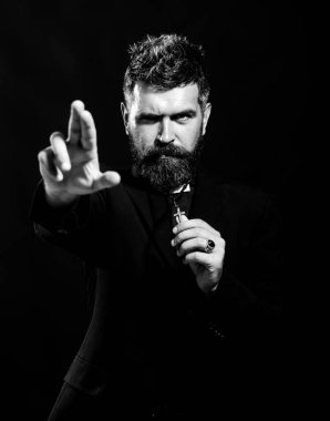 Keşişin dualı portresi. Rahip duası. Kendinden emin bir ifadeyle kıdemli din adamı. İzole edilmiş.