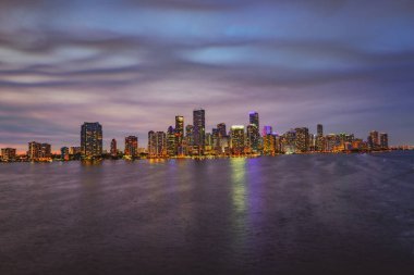 Miami City gece silueti. Miami 'nin geceleri manzarası.