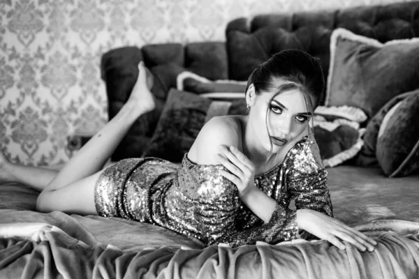 セクシーな女性は、ベッドの上に横たわっています。完璧なメイクと美容の若いモデル。ファッション写真. — ストック写真