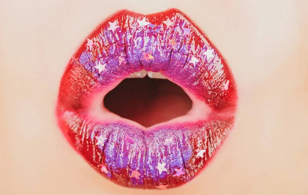 Maquillaje de labios de primer plano. Lápiz labial o brillo de labios. Modelo de belleza. Cosmética mujer. —  Fotos de Stock