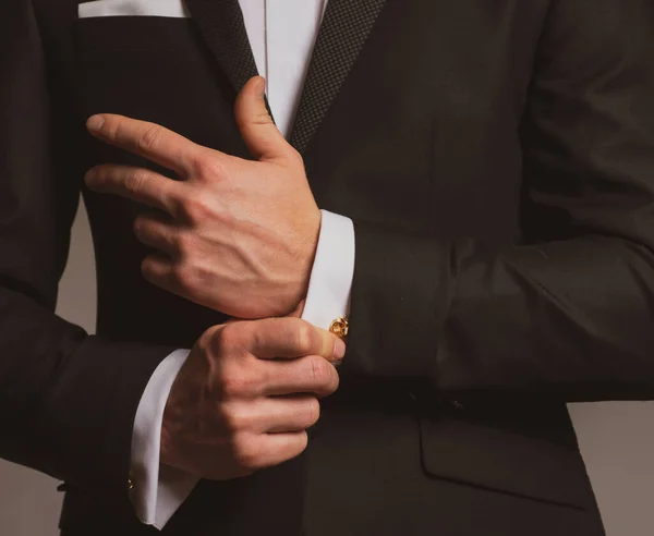 Černý oblek. Manželské knoflíčky. Džentlmenský vzhled. Elegantní a stylové oblečení. Mužská móda. — Stock fotografie