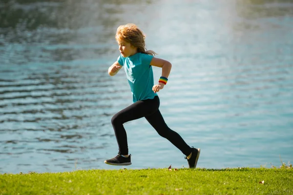 밖에서 뛰고 있는 소년. 어린이 조깅 선수는 자연 속에서 달리 기를 한다. 아침 조깅. — 스톡 사진