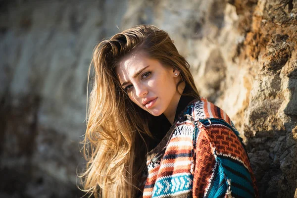 Vacker kvinna i boho stil tröja. Kvinnlig modell i en mode klänning utomhus. — Stockfoto