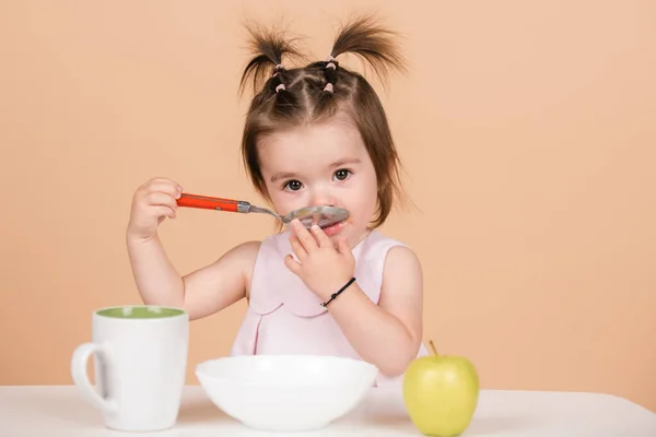 Schattig baby kind eet voedsel, baby 's eten. Kind meisje eet gezond voedsel. — Stockfoto