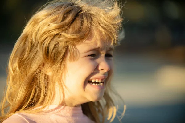 Retrato de criança triste. Cara de criança triste infeliz. — Fotografia de Stock