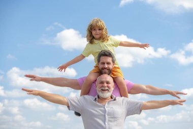 Aile toplantısı. Baba ve bir çocuk büyükbabasını görmeye geldi. Elini kaldırdı ya da gökyüzünde uçuyordu..