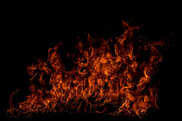 Ogień płonie płomieniami na czarnym tle. Ogień pali płomień izolowany, abstrakcyjna faktura. Płonąca eksplozja z efektem palenia. Tapeta ognia, abstrakcyjny wzór sztuki. — Zdjęcie stockowe