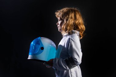 Küçük bir çocuk astronot olup uzaya uçmayı hayal ediyor. Uzay giysisi ve kask rüyasındaki çocuklar. Başarı, yaratıcı ve yenilikçi teknoloji kavramı.