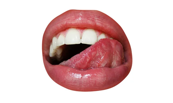 완벽 한 자연의 입술을 클로즈업하고 혀를 내밀고 있는 암컷의 입입니다. 통통 하고 섹시 한 입술. 매크로 얼굴을 자세하게. 백인들에게 고립됨. — 스톡 사진