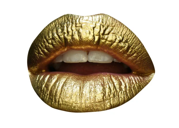 Косметика и косметика. Золотая помада для губ и блеск. Сексуальные и чувственные губы. Золотые губы крупным планом. Абстрактные золотые губы. Изолированные на белом. — стоковое фото