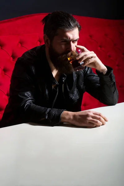 Alkol bağımlılığı ve alkolizm yüzünden sorunu olan sarhoş bir adam. Sakallı hippi viski, viski ya da konyak içiyor.. — Stok fotoğraf