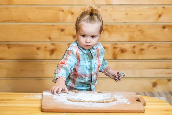 赤ちゃんの子供は生地を準備し、キッチンでクッキーを焼く. — ストック写真