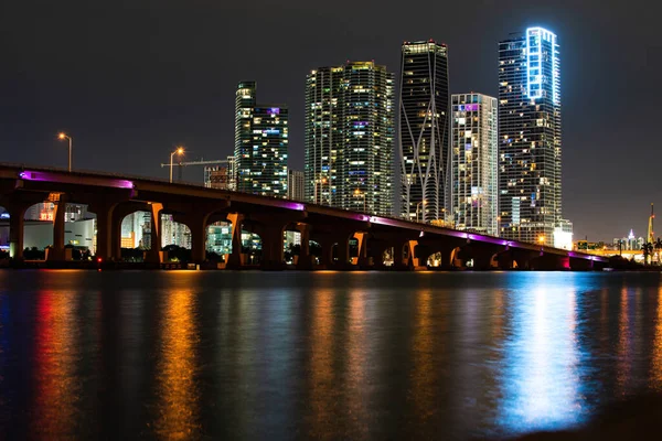 Vista panorámica del horizonte de Miami con rascacielos urbanos. Miami noche centro, ciudad Florida. —  Fotos de Stock