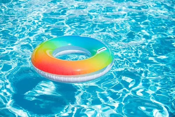 Anillo inflable en piscina azul. Verano piscina agua fondo perfecto. — Foto de Stock