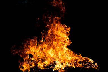 Yangın alevi siyah arkaplanda izole edildi. Alevler, soyut doku. Ateş deseni için sanat tasarımı, alev dokusu.