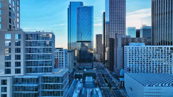 Luftaufnahme der Stadt Los Angeles von der Innenstadt von Los Angels. Geschäftszentrum der Stadt. Kalifornische Skyline und Wolkenkratzer. Stadtansichten Skyline malerische Luftaufnahme. — Stockfoto