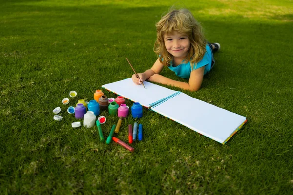 Barn måla med färger färg och borsta i park utomhus. Glada barn leker utanför. Tecknar sommartema. Fantasi barn koncept. — Stockfoto