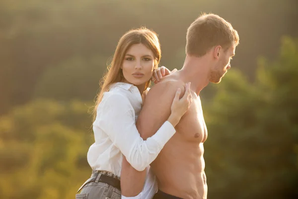 Verliebtes Paar. Junges sinnliches Paar umarmt, Liebes-Romantik-Konzept. — Stockfoto