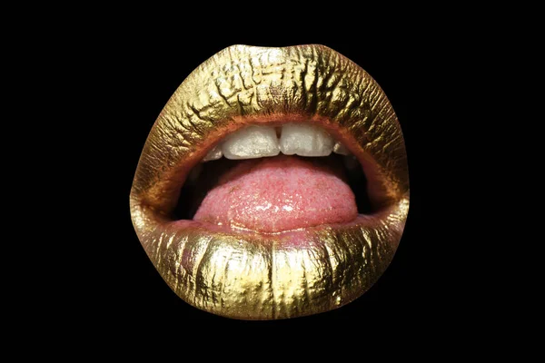 Gyllene make up. Färgglada sexiga läppar, gyllene konst. Guld ljus makeup i läpparna. Gulddesign. — Stockfoto