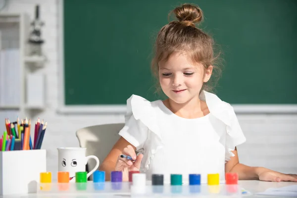 A kislányok színes képeket rajzolnak ceruzával az osztályteremben. Gyerekeket festek. Kis vicces művész festészet, rajz művészet. — Stock Fotó