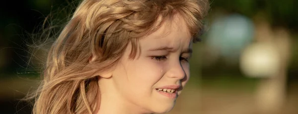 Faccia da vicino di bambino che piange. Triste bambino ragazzo ritratto. — Foto Stock