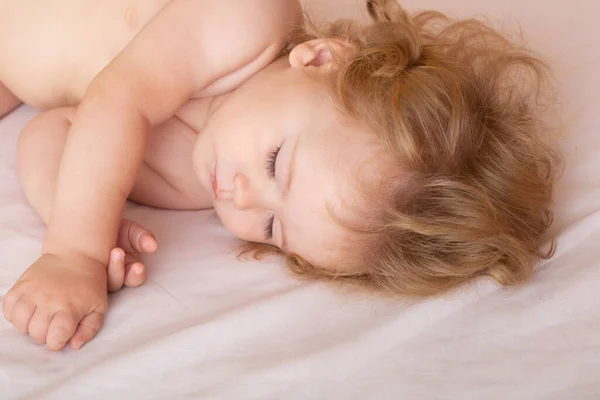 Barnet sover i sängen. Tyst sömn, sovande gulligt barn. Förtjusande sömniga barn. — Stockfoto