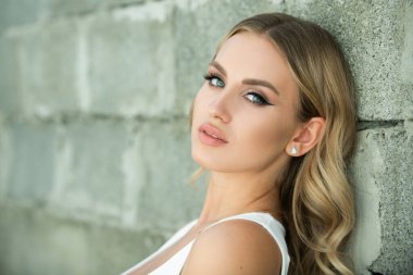 Güzel genç bir kadın, hassas bir kız. Moda ve güzellik.