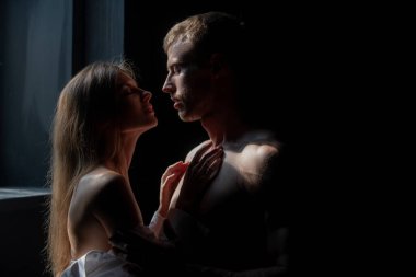 Birlikteyken kucaklaşan seksi bir çiftin şehvetli portresini yakından çek. Genç çift yatak odasında birbirine aşık. Bu sevimli çift birlikte vakit geçiriyor..