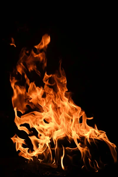 Llamas de fuego sobre fondo negro. Fuego quemar llama aislada, textura abstracta. Efecto llameante con fuego ardiente. —  Fotos de Stock