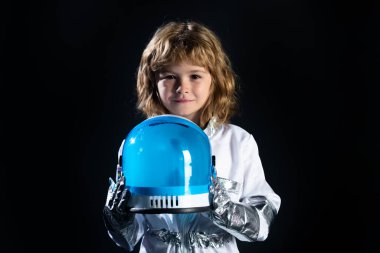 Astronot kaskı giymiş küçük bir çocuk ve... Astronotun içinde oynayan ve uzay adamı olmayı hayal eden sevimli bir çocuk. Çocukların başarısı, lideri ve kazanan konsepti..