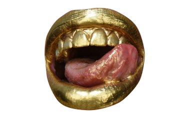 Seksi dilli. Şehvetli yalama. Altın makyaj. Renkli seksi dudaklar, altın sanat. Dudaklarında altın renginde makyaj.