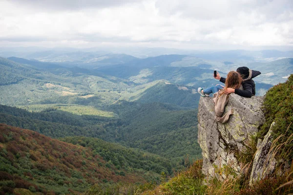 Романтическая пара кемпинг на весеннем пейзаже. Приключения для молодых влюбленных отдыхающих на природе. Панорамные горы. — стоковое фото