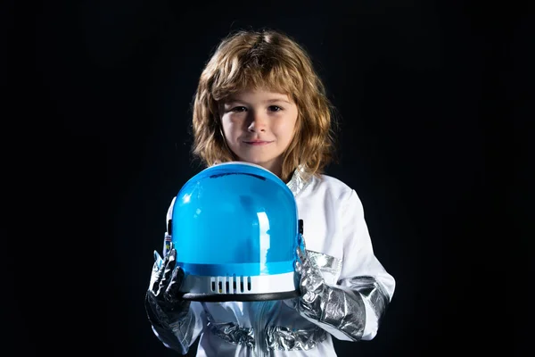 Niño pequeño con un traje de casco astronauta y. Lindo chico en astronauta jugando y soñando con convertirse en un astronauta. Éxito infantil, líder y concepto ganador. — Foto de Stock
