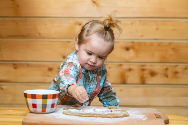 Criança preparando a massa, assar biscoitos na cozinha. — Fotografia de Stock