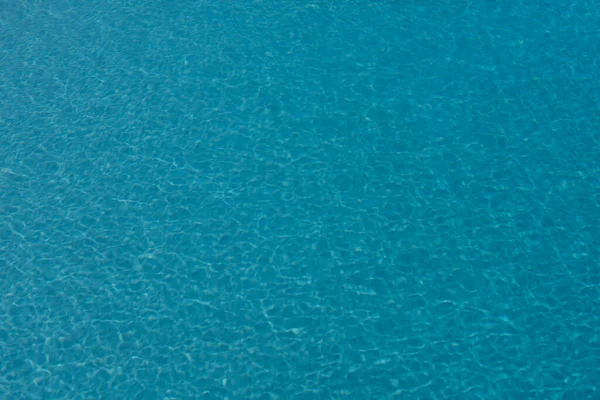 Tansparent chiaro calmo superficie dell'acqua texture. Sfondo astratto della natura. Modello acqua di mare. — Foto Stock