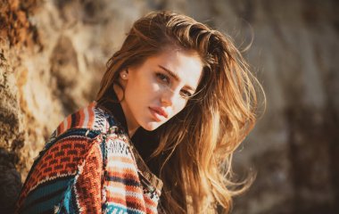 Boho tarzı süveter giyen güzel bir kadın. Moda elbiseli güzel bir bayan. Seksi ve şehvetli bir kadın modeli..