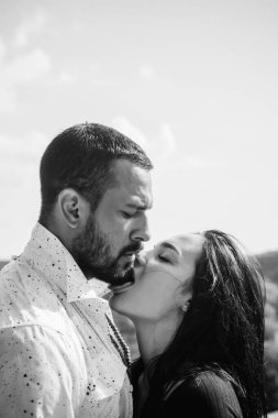 Isır. Siyah ve beyaz. Tişörtsüz adam ve güzel zayıf kadın tutkuyla öpüşüyorlar..