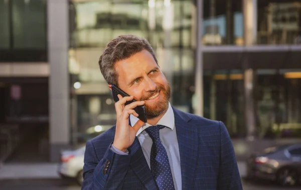 Geschäftsmann mit Smartphone. Geschäftsmann telefoniert. — Stockfoto